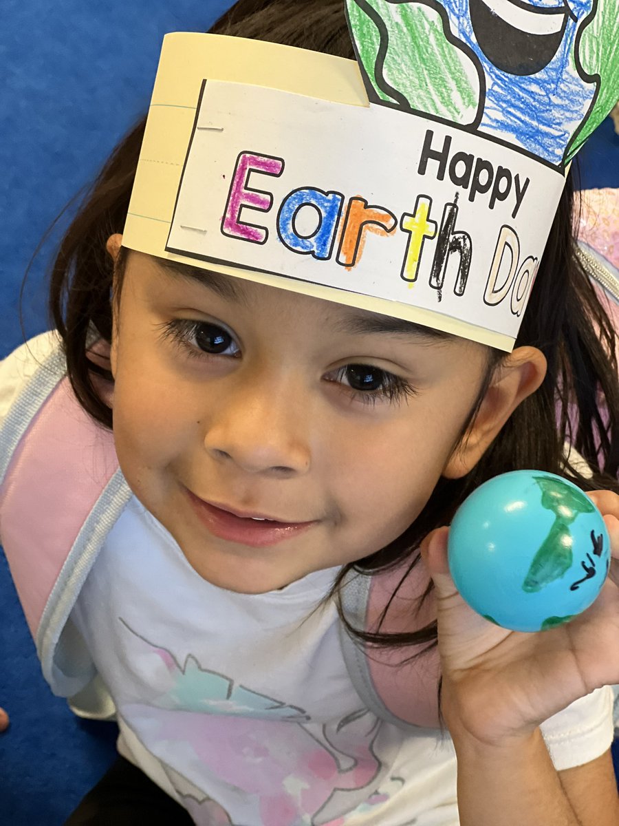 Jssicalazo2's tweet photo. Happy Earth Day 🌎 from my class 🤗 @ZundyElementary @gretamariadame #wfisd #ilovemyjob https://t.co/jj7oYrGZL4