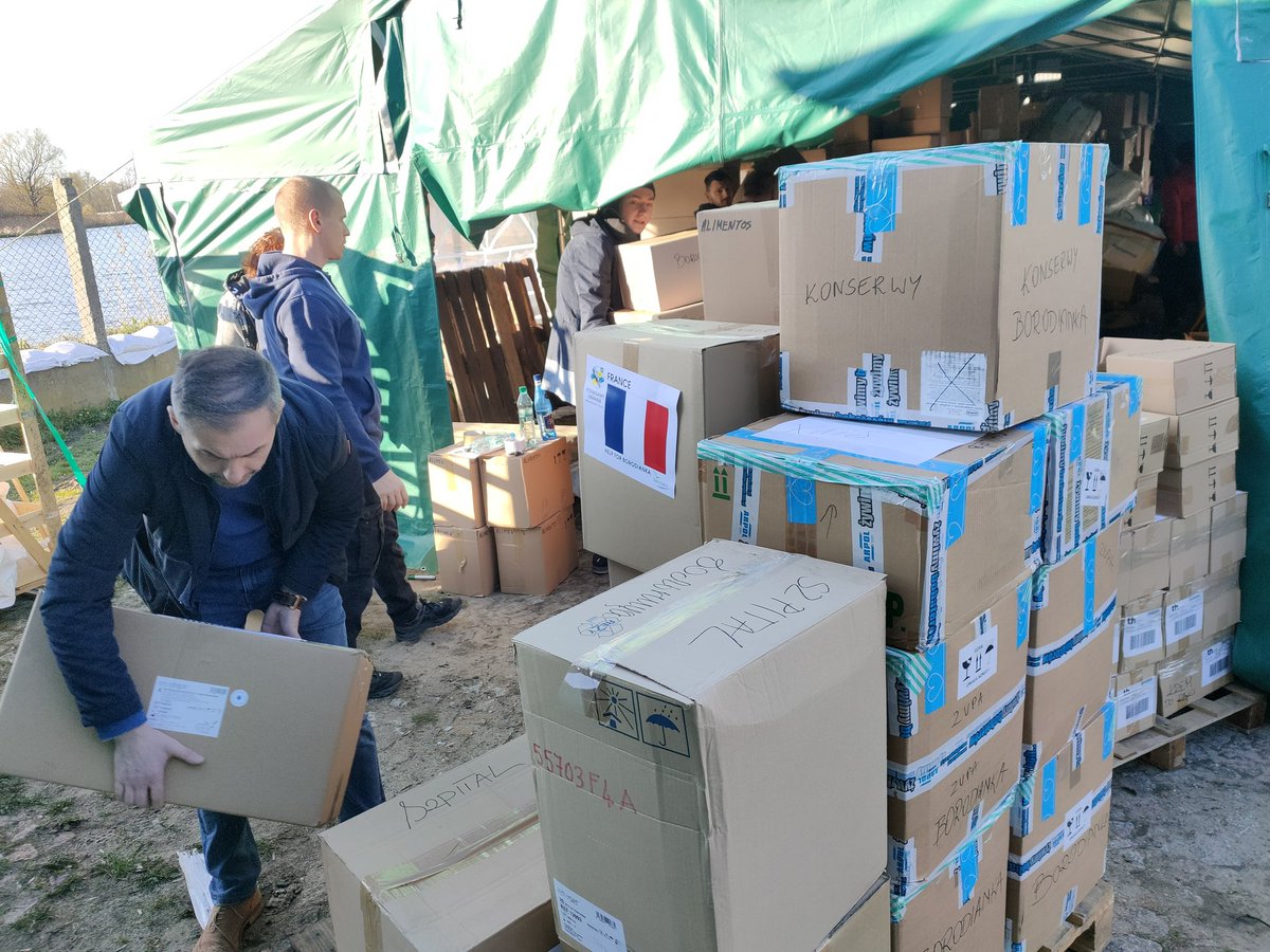 CichonAlicja's tweet photo. #MińskMazowiecki dla #Borodianka 🇵🇱🇺🇦 Dziś zapakowaliśmy 3 większe busy, 1 średni, osobówkę i coś na front dla jeszcze jednego chłopaka. 2 dni opisywania i segregowania. Ekipa wolontariuszy w dechę! ❤️ #StandWithUkraine️ https://t.co/h9Mnri6zE1