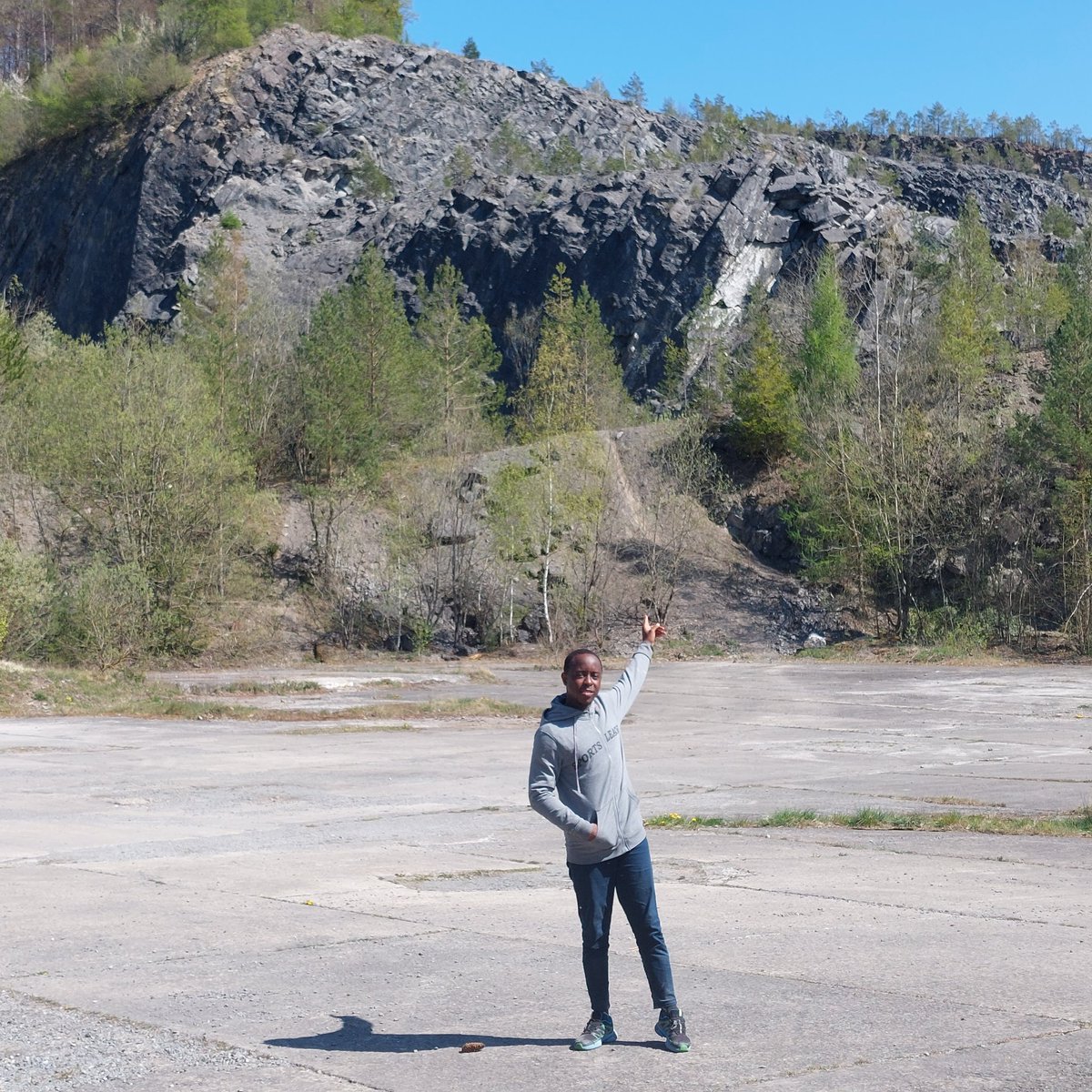 Bazebinicy's tweet photo. Field trip to the former Resteigne quarry, Belgium.
#geores4dev #structural_geology https://t.co/fO4kWB1uoL