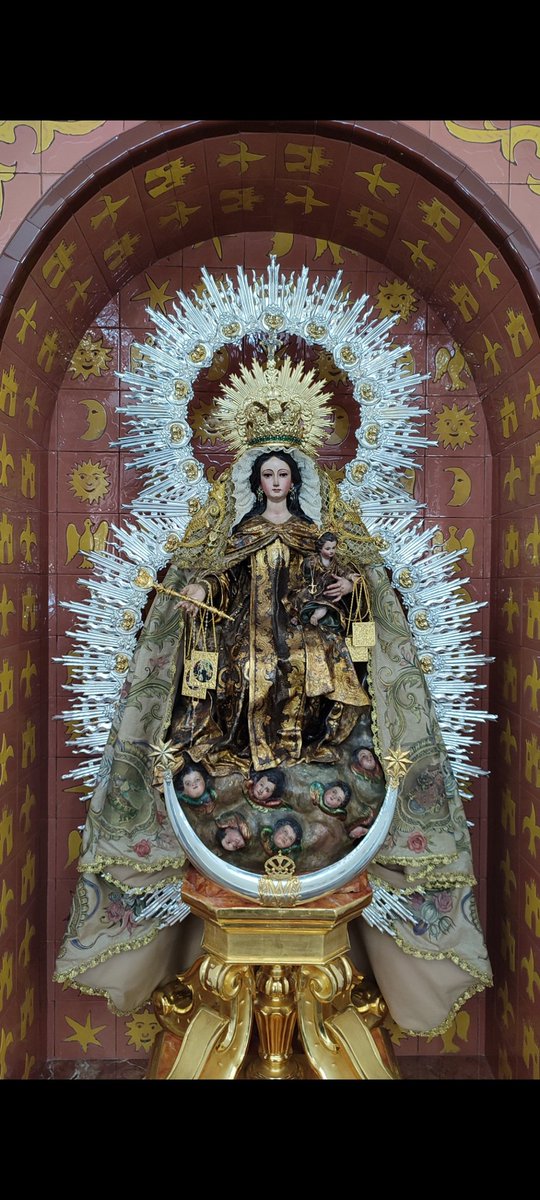 Hdad_Calatrava's tweet photo. La Santísima Virgen vestida para la Pascua. Estrena escapularios donados por @PastoraSMarina https://t.co/cYuq0dZItv