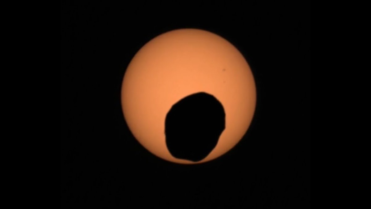 FierroGossman's tweet photo. El robot Perceverance que está explorando Marte volteó su cámara hacia el cielo para observar cómo la luna Fobos pasaba delante del Sol. Fobos es un satélite irregular 175 veces más pequeño que la Luna terrestre, orbita en torno a Marte tres veces al día. (NASA) https://t.co/PaNY8NRAZw