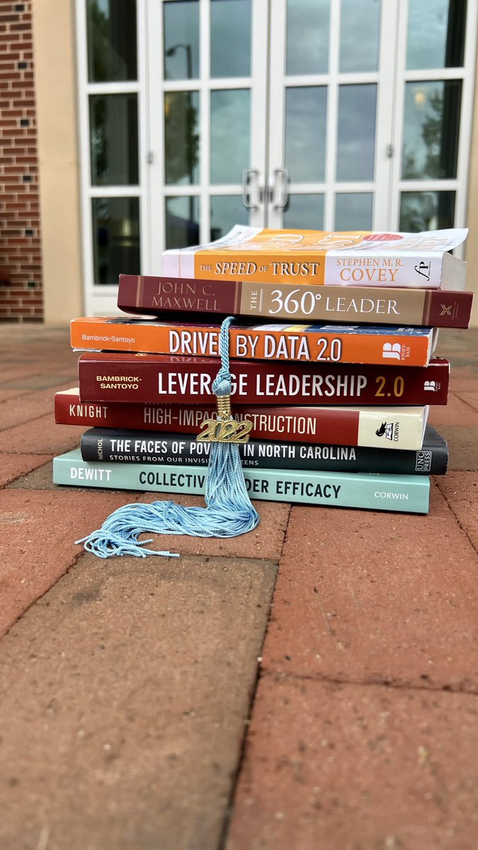 Lead_with_Z's tweet photo. I took some pictures for graduation and I love how they came out! #atthefinishline #HPULA #DIY #Classof2022 https://t.co/BjSOJ1kVe5