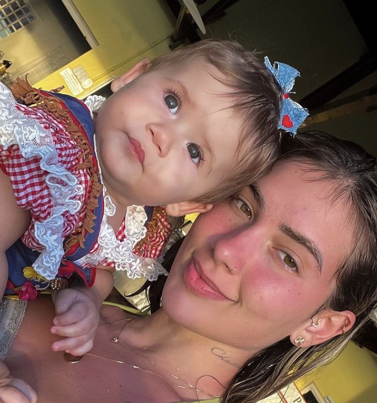 aflorarme's tweet photo. Quando te segurei pela primeira vez em meus braços meu coração já bateu naquele compasso. Meus olhos pareciam cachoeiras, eu fiz sua primeira mamadeira. E de lá pra cá mudei demais, quando você falou “mamãe”. 🤍👸🏻 https://t.co/gbtHABTOrw