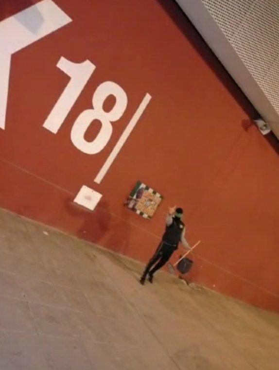 SVQBRS1's tweet photo. 🤦‍♂️ En vez de disfrutar de la final que van a disputar después de 17 años, se van al Sánchez-Pizjuán a pegar carteles que dicen "Orgullo de la ciudad".

😅 Si es que no están acostumbrados a esto de las finales. https://t.co/nGETmZpBuG