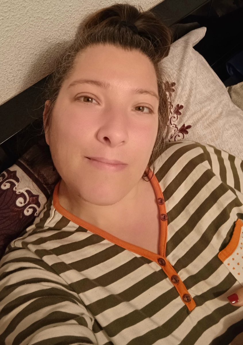 ONILEGNA2's tweet photo. #fotos 
#sinfiltros 
#naturalcomolavidamisma 
#viernes 
#noche 
#comienzaelfindesemana 
#findesemana 
#acostadita 
#enlacamita 
#agustito 
#estiradita
#viendolatele https://t.co/fG3pY9Uwsn