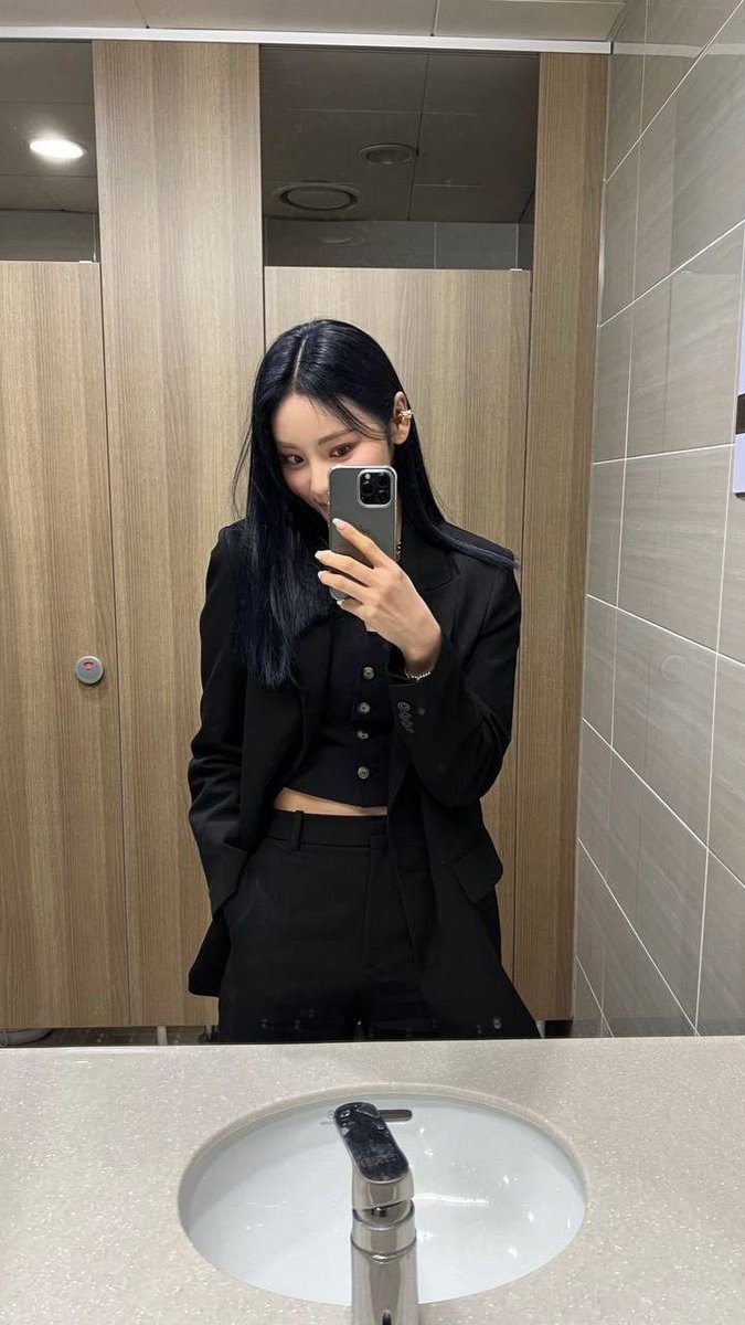 urmumismilf's tweet photo. Ja w mojej emo erze w kiblu na imprezie https://t.co/6MbQb4D2hG