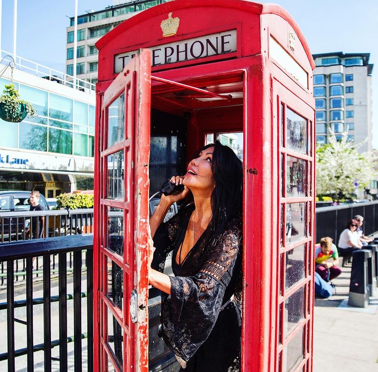 AnnKaplan_OwnIt's tweet photo. Hello! Love the phone booths that for London โฆ also the culture, the stone, the parks โฆ the Queen! Enjoying every moment in this incredible city. #living-unscripted #londonlife #londonphonebooth #phonebooth #london https://t.co/ZJiZC87Wm0