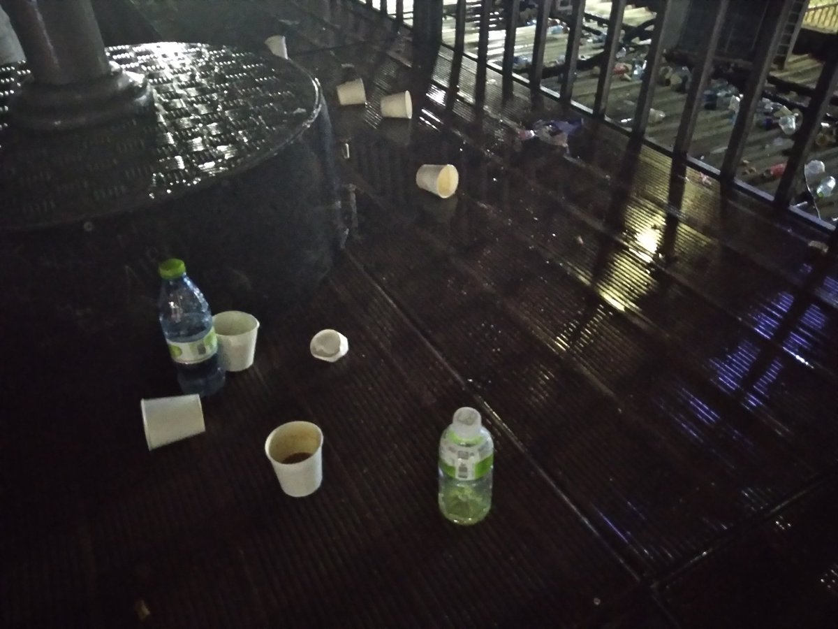 liyaakujjaa's tweet photo. It's okay to eat or drink at bridge viewing platform. What not ok is throwing the trash all around. There is a bin few steps away to put your trash. 

#visitmaldives #trashout #cleanmaldives 

@MMuizzu @anuahsa @alisolih @MoEnvmv @MaleCitymv @HArubaan https://t.co/IUyrFU0yOj