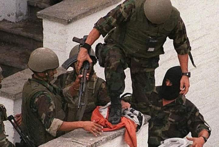 @polifonesco Por supuesto! Aquí uno de nuestros héroes pisoteando un trapo rojo, estandarte de los #terrucos del #MRTA.
Vivan los #ComandosChavindeHuantar