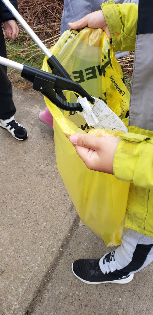 DCPS cleaned up the community for Earth Day!