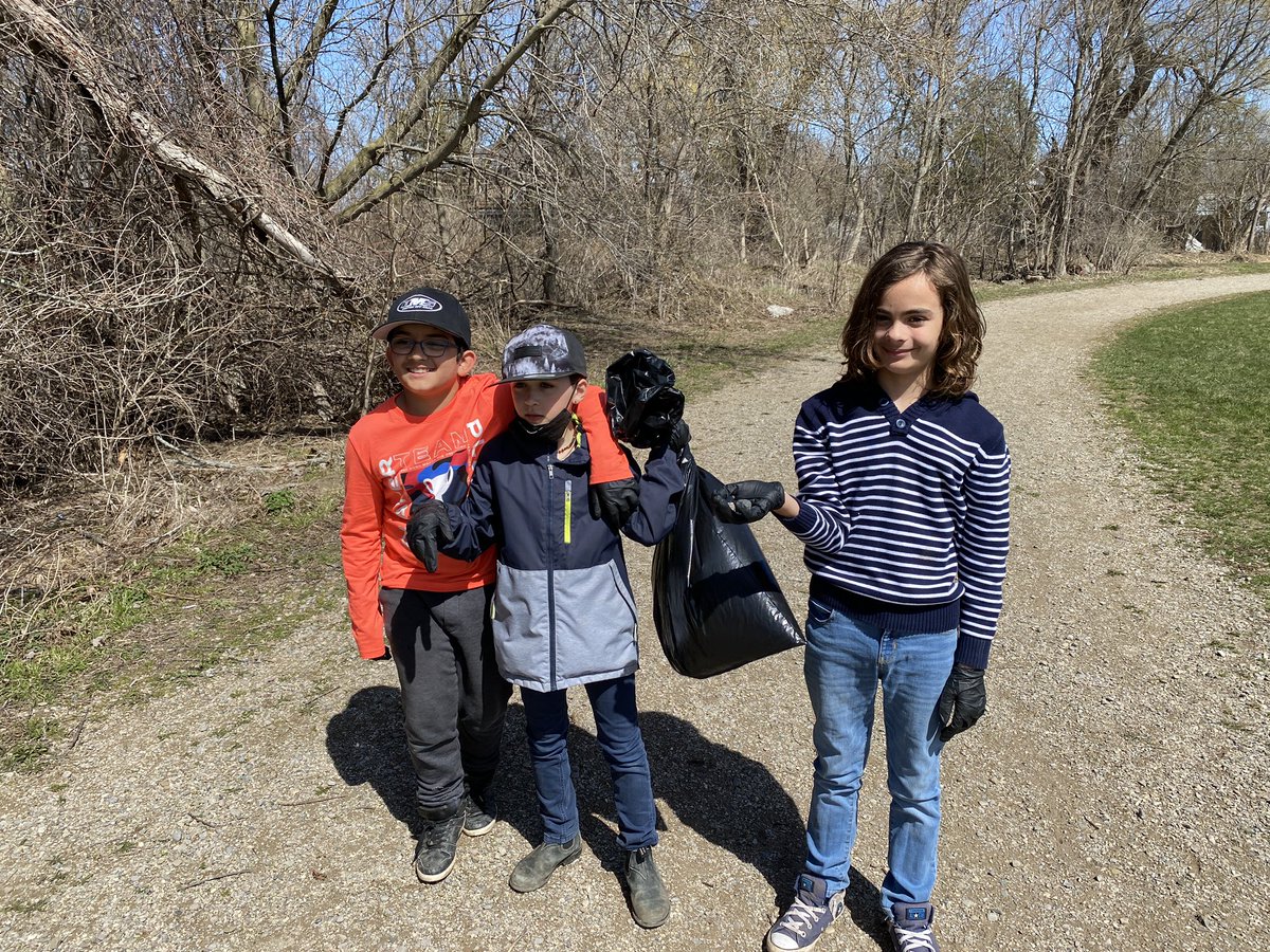 mrncaputo's tweet photo. Earth Day Clean Up 🌎 @SMCDSB_SJA https://t.co/FMHNI5PwVg