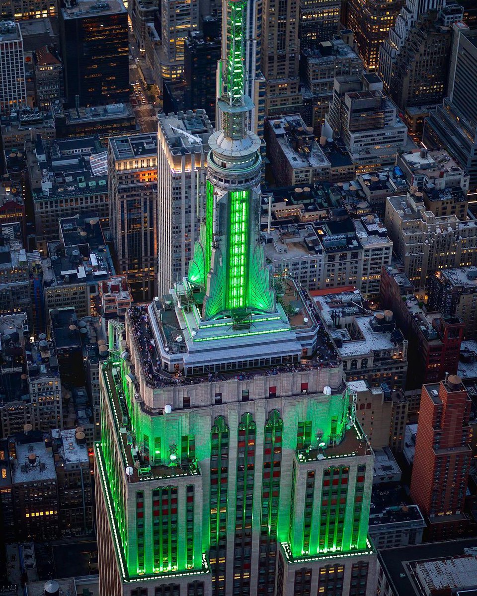 EmpireStateBldg's tweet photo. Make like a tree &amp; celebrate Earth Day with lights in green. #ESBright 
 
📷: beholdingeye/IG https://t.co/IFi2Wt2b3x