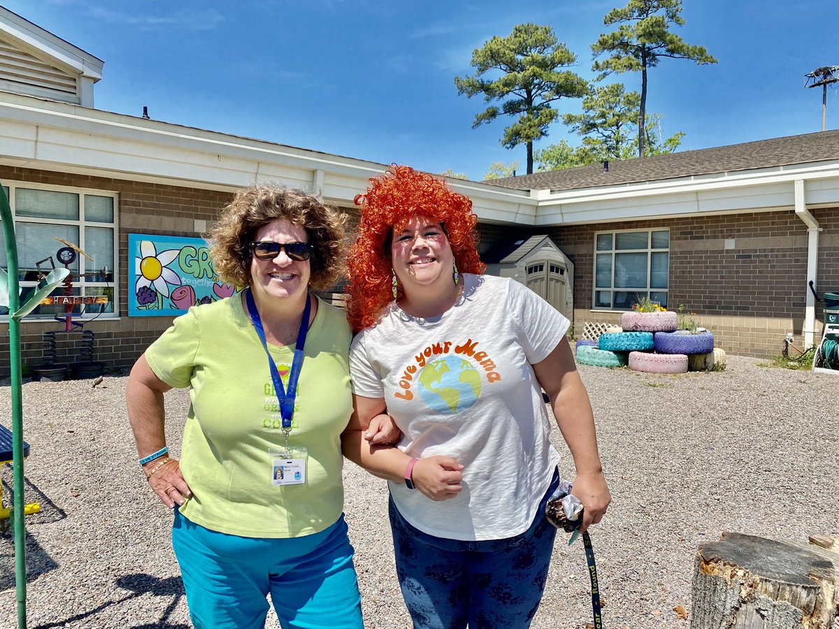 marietculver's tweet image. When your art teacher tries to twin you as a surprise for #EarthDay2022 @skatven @SeatackDream #TwinDay #MathCounts2 @mathninja340 #CurlyHairClub