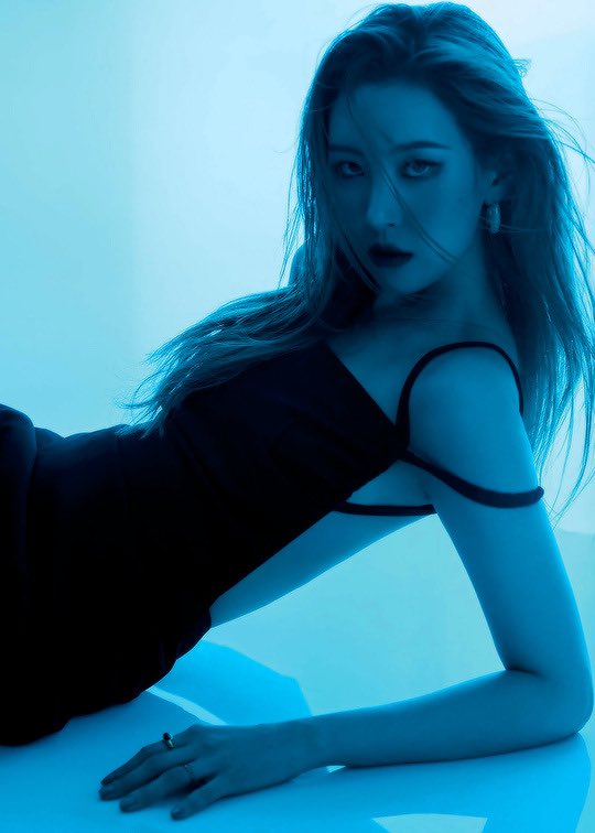 SUNMIFILES's tweet photo. SHE'S SO HOT FOR THIS https://t.co/rmfqdpK2jc