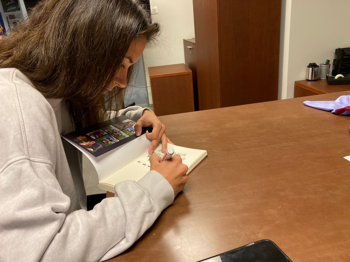 🌹📚 Sant Jordi a l'#OnzeE3 

Vols aconseguir el llibre de l'<a href="/AitanaBonmati/">Aitana Bonmatí Conca</a> firmat per la blaugrana❓

🔄 Fes RT i entra al sorteig del llibre "Aitana Bonmatí, totes unides fem força"

▶ bit.ly/3ByIGIo