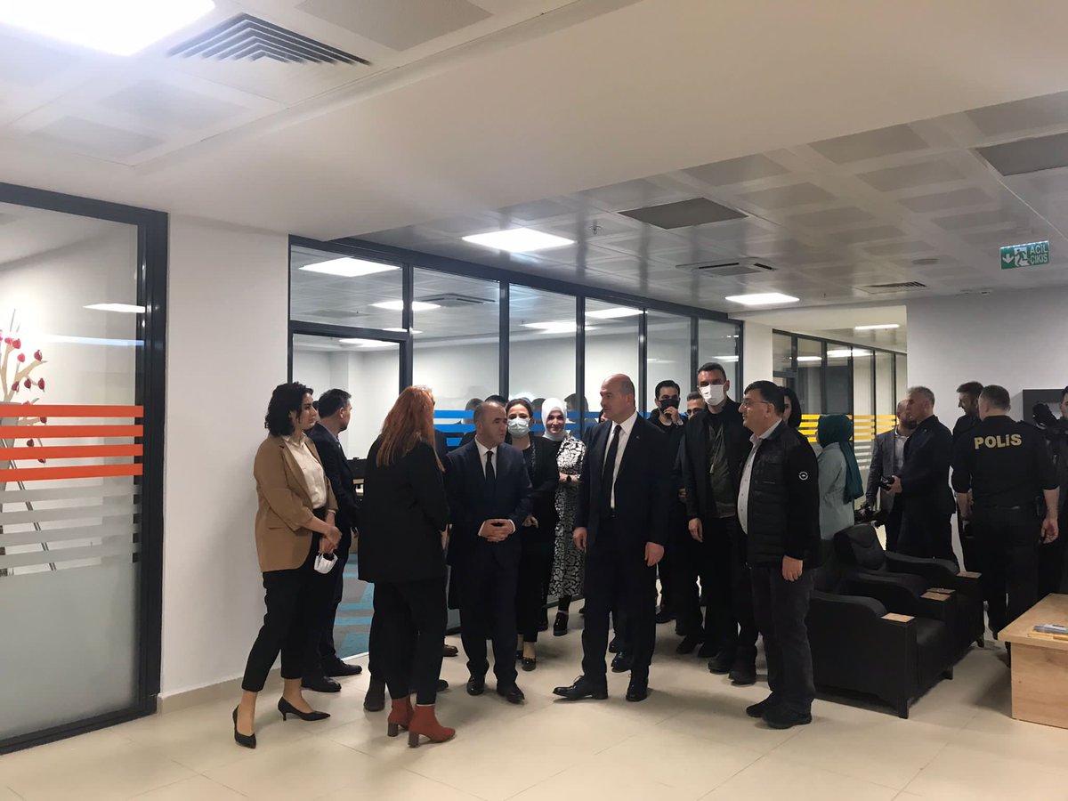 İçişleri Bakanımız Sn.<a href="/suleymansoylu/">Süleyman Soylu</a> Kaymakamlığımızca hayata geçirilen Beyaz Ev Proje Merkezi 'ni yerinde inceleyerek Kaymakamımız Sn.Numan Hatipoğlu 'ndan ve proje koordinatörlerinden  bilgiler aldı.