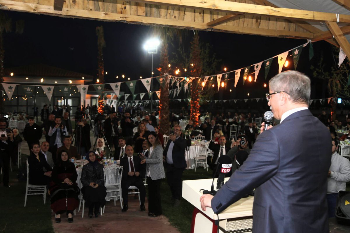Ahmet_Davutoglu's tweet photo. Bugün önce Sakarya Ferizli’de çiftçi kardeşlerimizle buluştuk ardından çarşıda esnaf ziyareti gerçekleştirdik.

İl Başkanlığımızın düzenlediği programda Sakaryalı hemşehrilerimizle iftar yaptık sonrasında gençlerimizle sohbet imkanı bulduk.

#TürkiyedeGelecekVar https://t.co/b2RJaT7mEg