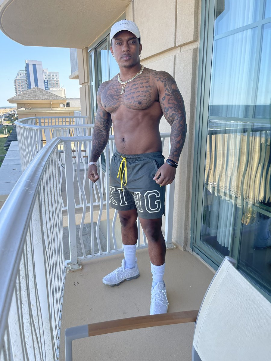 T_Nick901's tweet photo. S/O to body builders cuz I could never keep my body fixed like this for a long period of time! They say it takes a lot of practice and I SEE WHY!! 😂🤣
•
#bodybuilding #justposing #happybirthday #30thbirthday https://t.co/EcvZpM7QlI