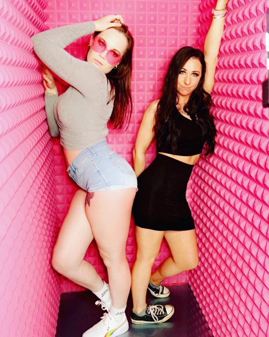 #selfiemuseum with @DakotaCharms https://t.co/9furR4CM8J<a href="/tag/selfiemuseum"class="tags">#selfiemuseum</a><a class="tags" href="/tag/dakotacharms">@dakotacharms</a>