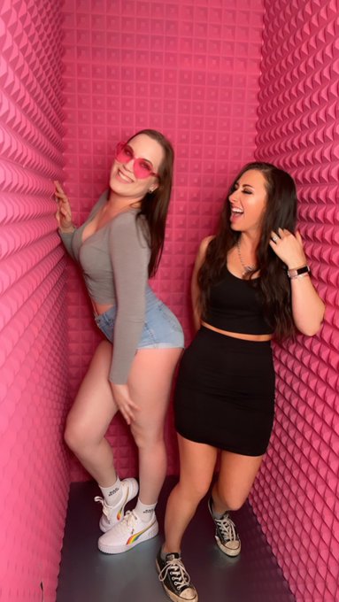 #selfiemuseum with @DakotaCharms https://t.co/9furR4CM8J<a href="/tag/selfiemuseum"class="tags">#selfiemuseum</a><a class="tags" href="/tag/dakotacharms">@dakotacharms</a>