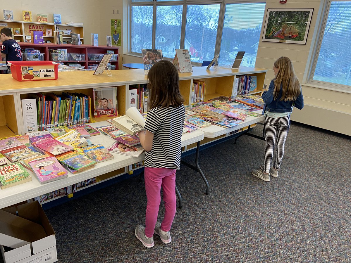 kerrycanfield's tweet photo. Earth Day is a great day for a Book Swap. Students swapped over 1,300 books today! @BayviewONE10 https://t.co/FibsnZfzRy