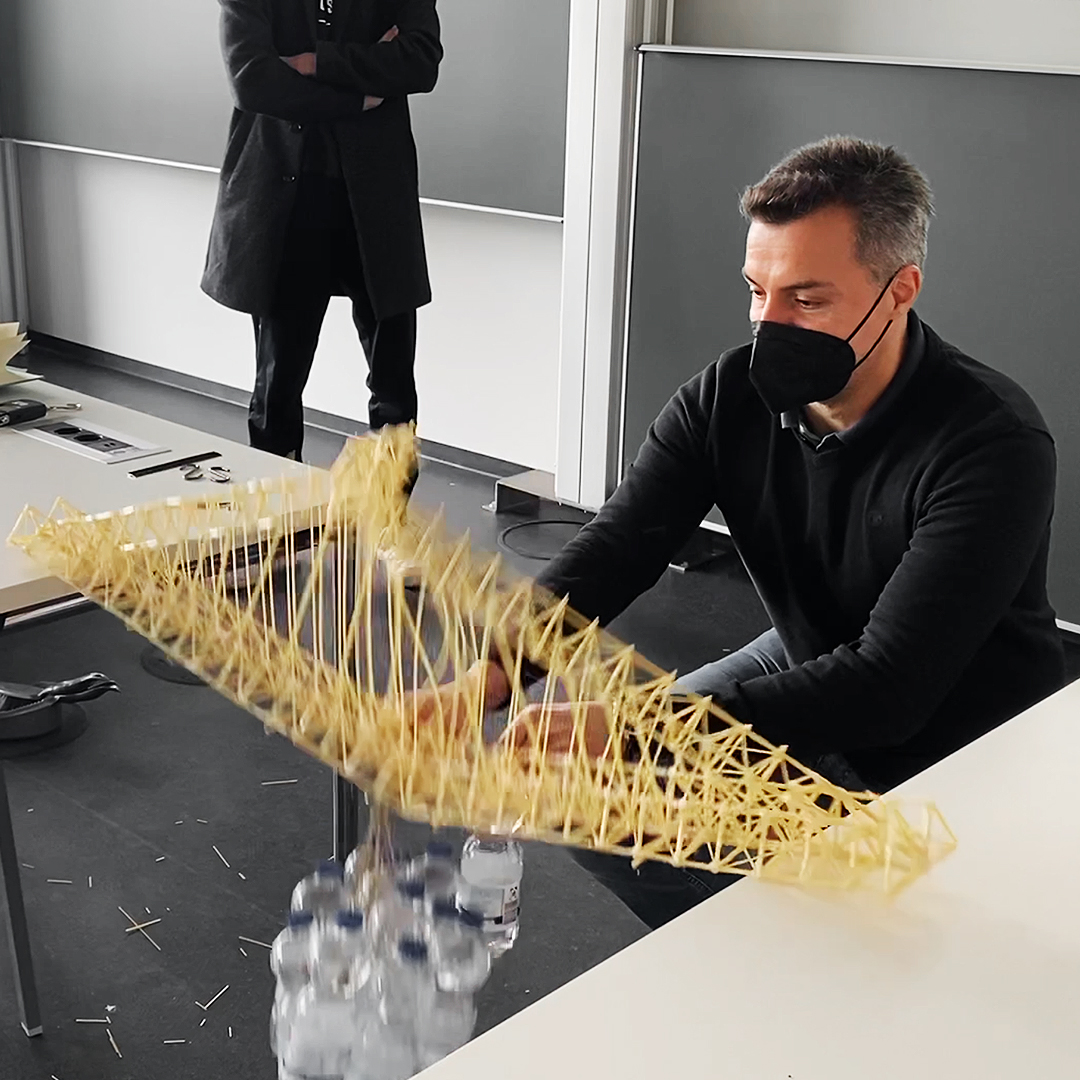 Someone likes to destroy spaghetti bridges ;) At a span of 1m this bridge collapsed at 5.5kg - quite impressive! Cleaning up the mess afterwards was my punishment for having fun... #spaghettibridge