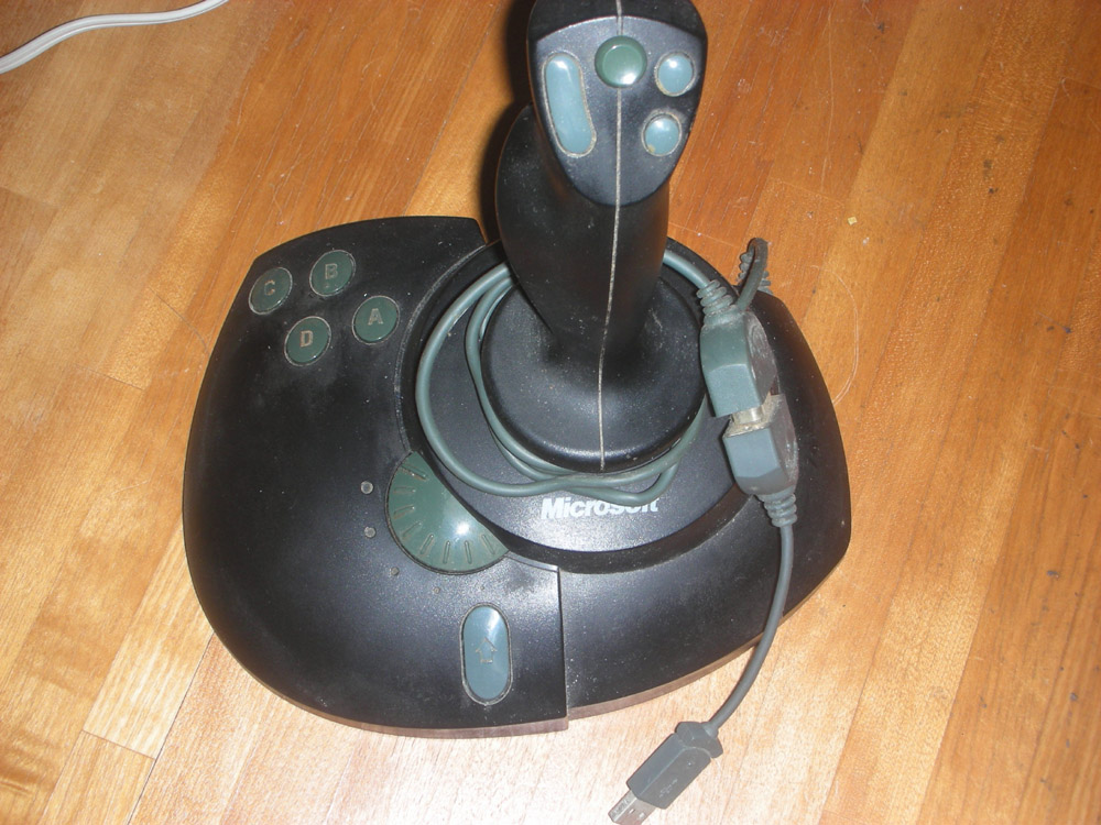 @leda8861 @Tina_Harvel810 ガンコンは昔ファミコンの課も打つゲームでやった事あるけど案外面白かったですね～。
そう言えばPSのシューティングゲームをプレイするのにジョイスティックを買った記憶。
十数年使いまくったマイクロソフトのジョイスティックさん享年18年ぐらい…
南無～😑 