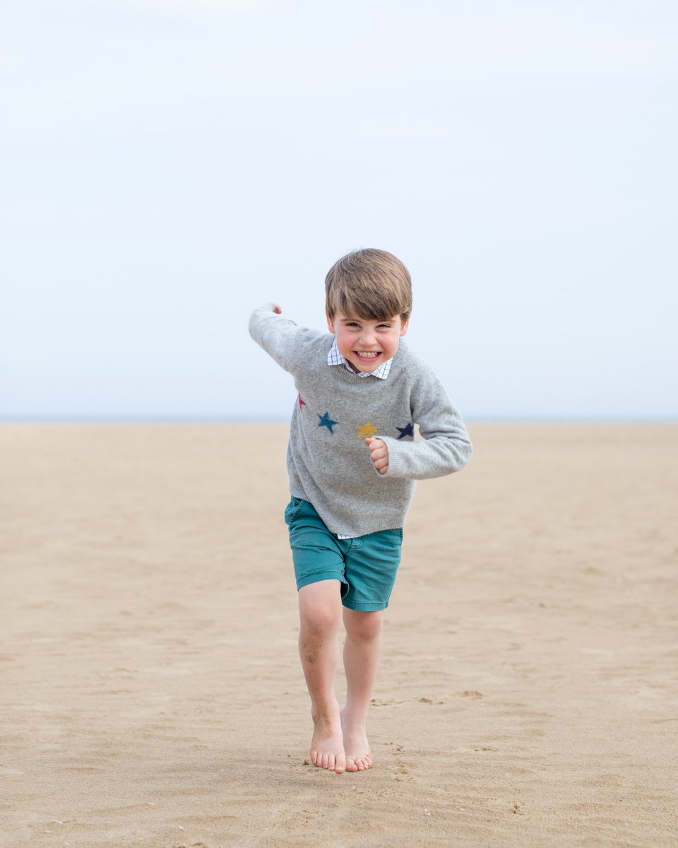 KateMansey's tweet photo. The Duke and Duchess of Cambridge release four photographs of Prince Louis to mark his 4th birthday tomorrow. Kate took the pictures of her youngest son earlier this month in Norfolk, where they have their home Anmer Hall. This is my favourite of the lot. #royal #cheekychappy https://t.co/Bth6wbzBFw