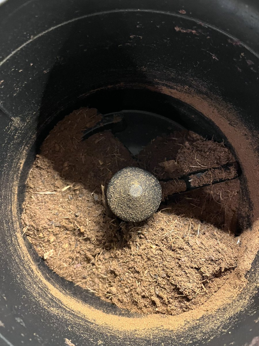 eljayjoseph's tweet photo. Get your own lomi and make garden soil out of your dinner scraps in less than a day! $48 off using this code: 6SP947DEI9B #lomiearthday #beforeandafter #gardensoil #foodscraps #zerowaste https://t.co/75bsVbpA2P
