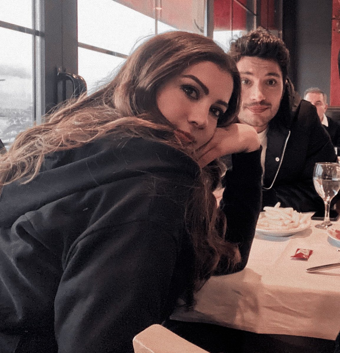 Meryaedit's tweet photo. Güzelliğinize kalbim dayanmıyor❤
#EsZan #askmantıkintikamVeda https://t.co/egtXeHSr8U