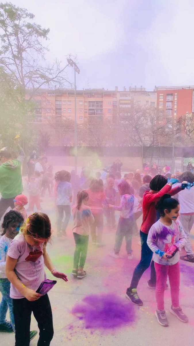 afa_moli's tweet photo. Hem tingut una molt bona tarda de Sant Jordi! Els infants del Molí avui a l'escola han celebrat els Jocs Florals, han conegut la gegantona,...i des de l'AFA volíem allargar la festa de la Diada. Us ho expliquem 🔽
#santjordialmoli https://t.co/zYLhkeR4ka