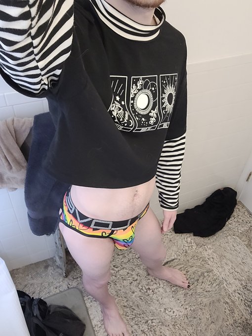 Feeling cute in this crop top too! https://t.co/yWnZ6VYBl8