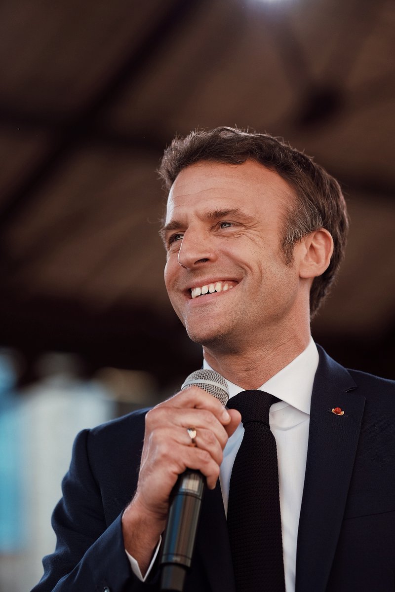 Portrait d'Emmanuel Macron souriant.