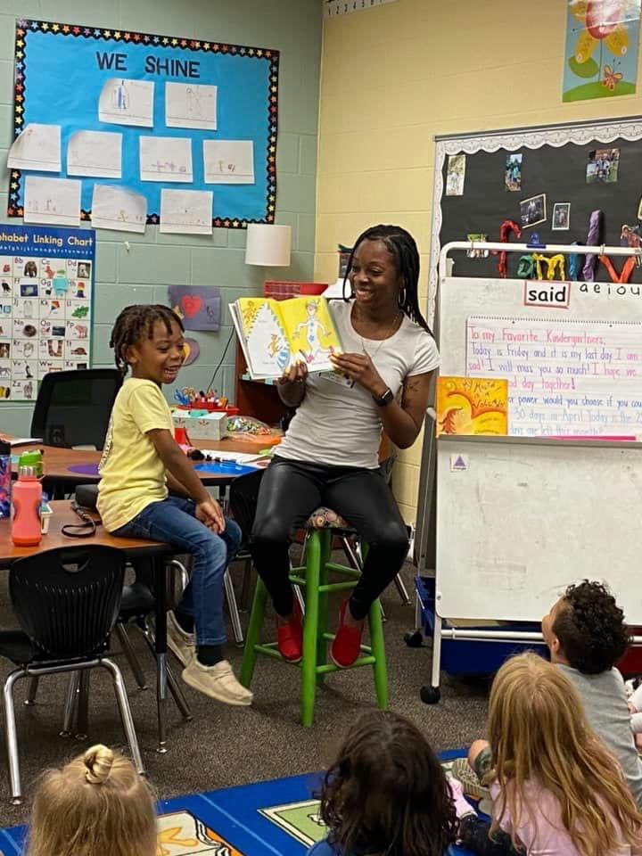 IrmoElem's tweet photo. We love our parent guest readers back in the #HeartOfTheHive! #beesread 🐝❤️ 📚 https://t.co/jCCtOcRv0X