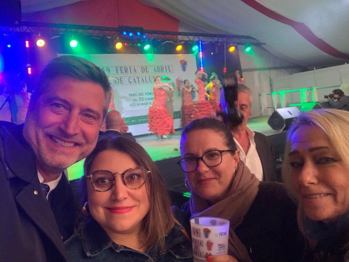 menagadea's tweet photo. Amb el regidor @jmartigalbis i les companyes @mchaconsalvador i @mchaconsalvador assistim a la inauguració de la 49a Feria de Abril de Catalunya. Allí hem pogut agrair la feina a les entitats de la #TrinitatVella que gestionen el #puntlila💜. https://t.co/7mtAnU1weW