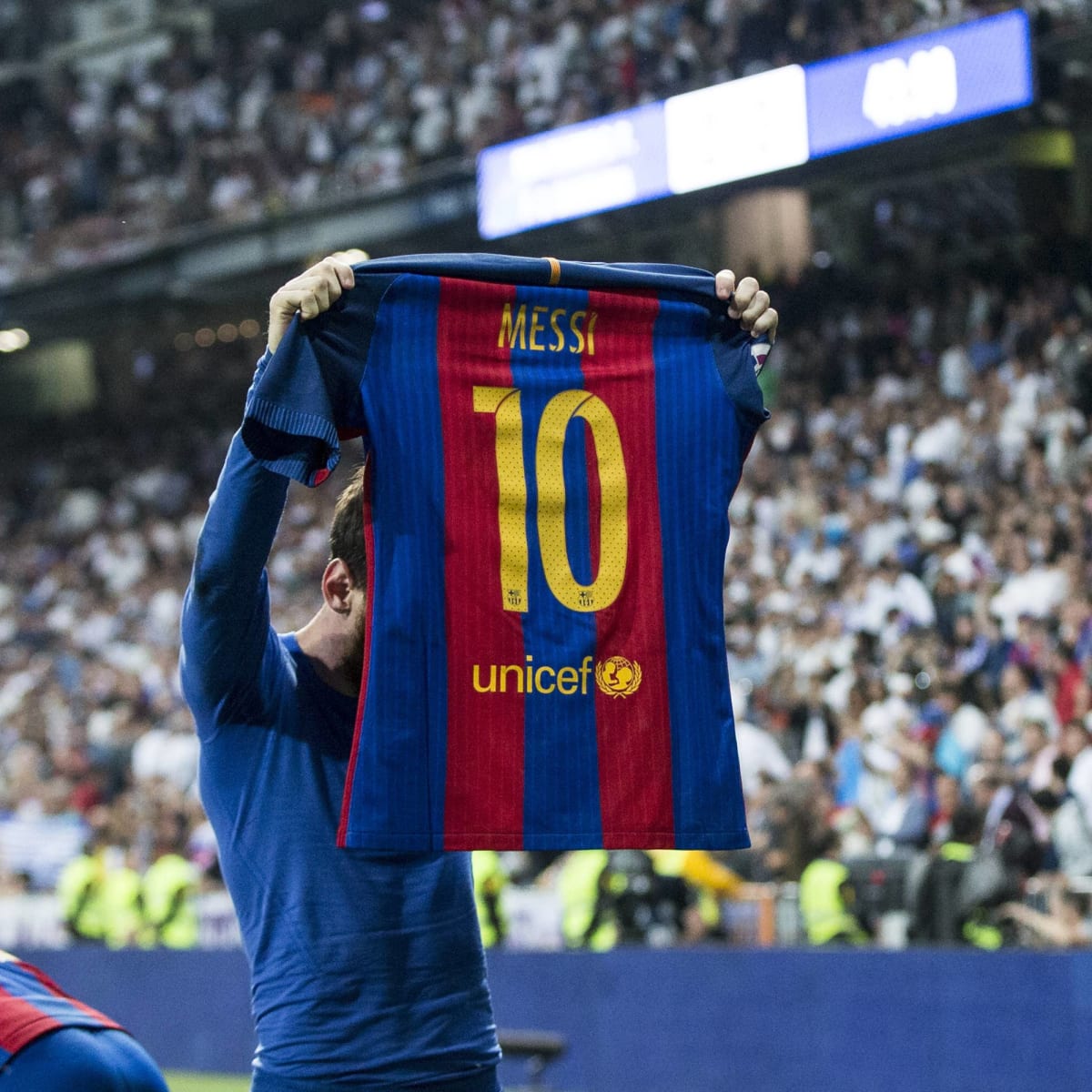 ActuFoot_'s tweet photo. Il y a 5 ans jour pour jour, Leo Messi rappelait au Bernabeu qui il était. 🔵🔴🐐

Mythique. https://t.co/4gnCsAfOQ4