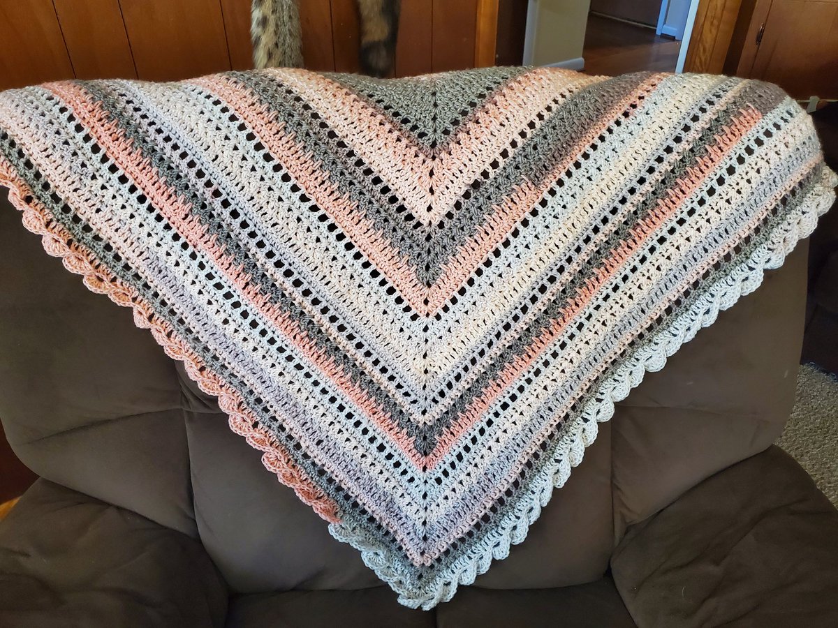 Ang113A5's tweet photo. The feeling of seeing something come out so well that started from nothing.  No pattern... just me,  yarn &amp; a hook (as all of them start!) ..and pics don't do justice- there's bling in the yarn,  so perfect for fancy spring summer evenings out 💗 #handmade #mytherapy #countrygirl https://t.co/qUUU0z2moS
