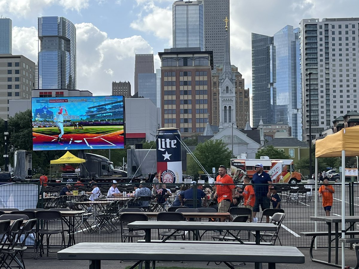 It’s a gorgeous day for some #AstrosBaseball! Free entry - all ages welcome for the Lucky’s Pub ‘Stros Fan HQ! 21 and up POST GAME! Pre-game with us right here! $25 buckets, $7 brews, $9-$14 drink specials!