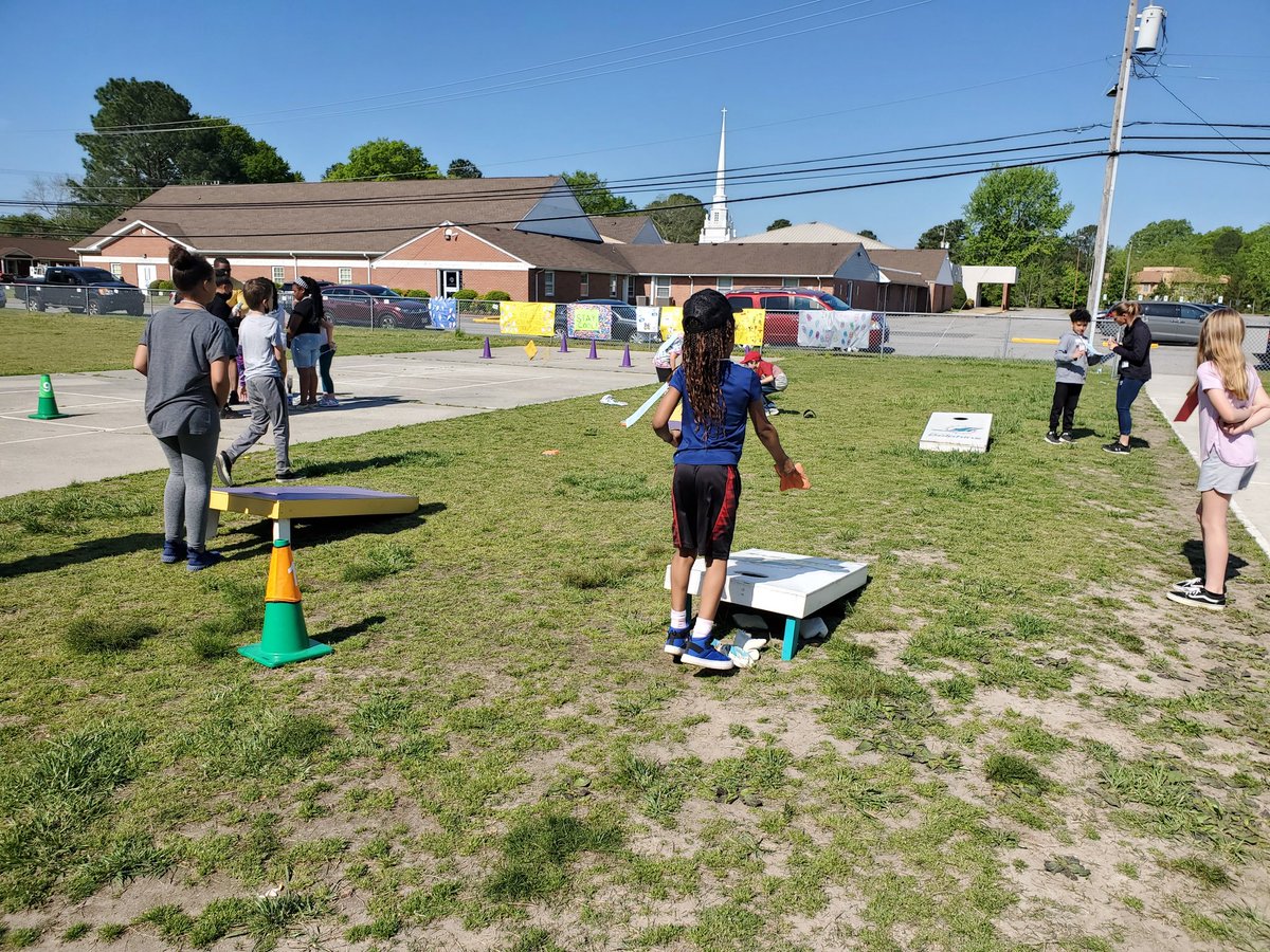 POV Field day was a huge success! Thank you to our PE department for planning a great event. The students, teachers, parents, and volunteers were all smiles today! @PointOViewES @JohnChowns @amandapontifex