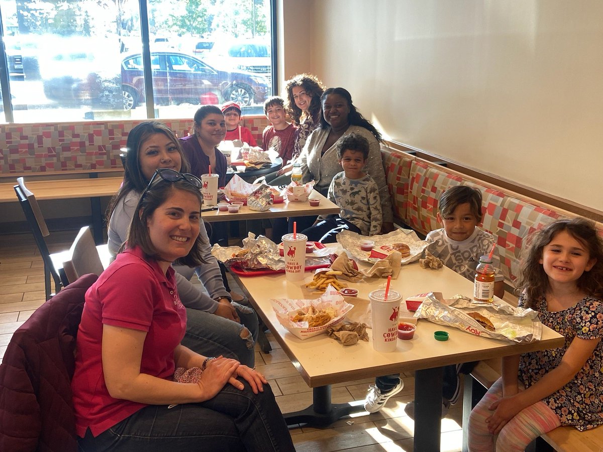 Thank you to everyone who supported our fundraiser tonight <a href="/RoysRestaurants/">Roy Rogers Restaurants</a> Belle View! 🍟 ...esp. this #BucknellStrong showing from our Kindergarten families + staff! 💙 <a href="/BucknellElem/">Bucknell Elementary</a> <a href="/MissCarr04/">Amelia Carr</a> <a href="/MyattCourtney/">Courtney Myatt</a> <a href="/ms_stevenson_/">Gabrielle Stevenson</a> #WeAreBucknell