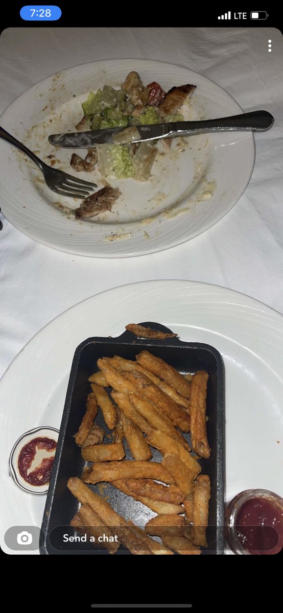 _lmass's tweet photo. Jill spent $45 on room service and calls me to say “I saved you some food so you can just venmo me half”……. the “some” in question https://t.co/RHJRAg4mfN