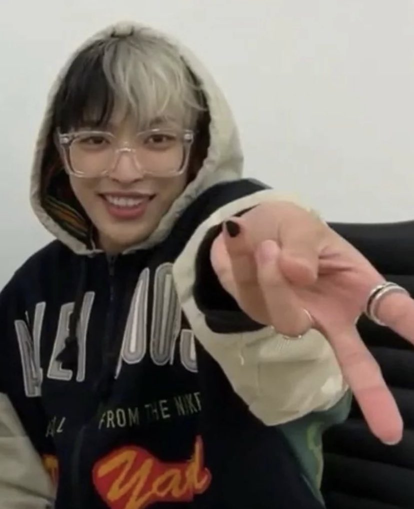 meoowtina's tweet photo. thinking about this hongjoong rn……. https://t.co/iUluhrXskU