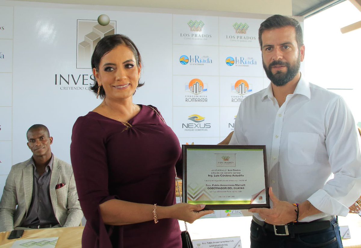 goberguayasec's tweet photo. #Daule | Gobernador @parosemena participó en la ceremonia de entrega de las primeras casas del proyecto habitacional Los Prados, de Promotora Inmobiliaria Investeam S.A., cuyo monto de inversión asciende a los 18 millones de dólares, generando más de 300 plazas de empleo. https://t.co/vXz0DmAdTW