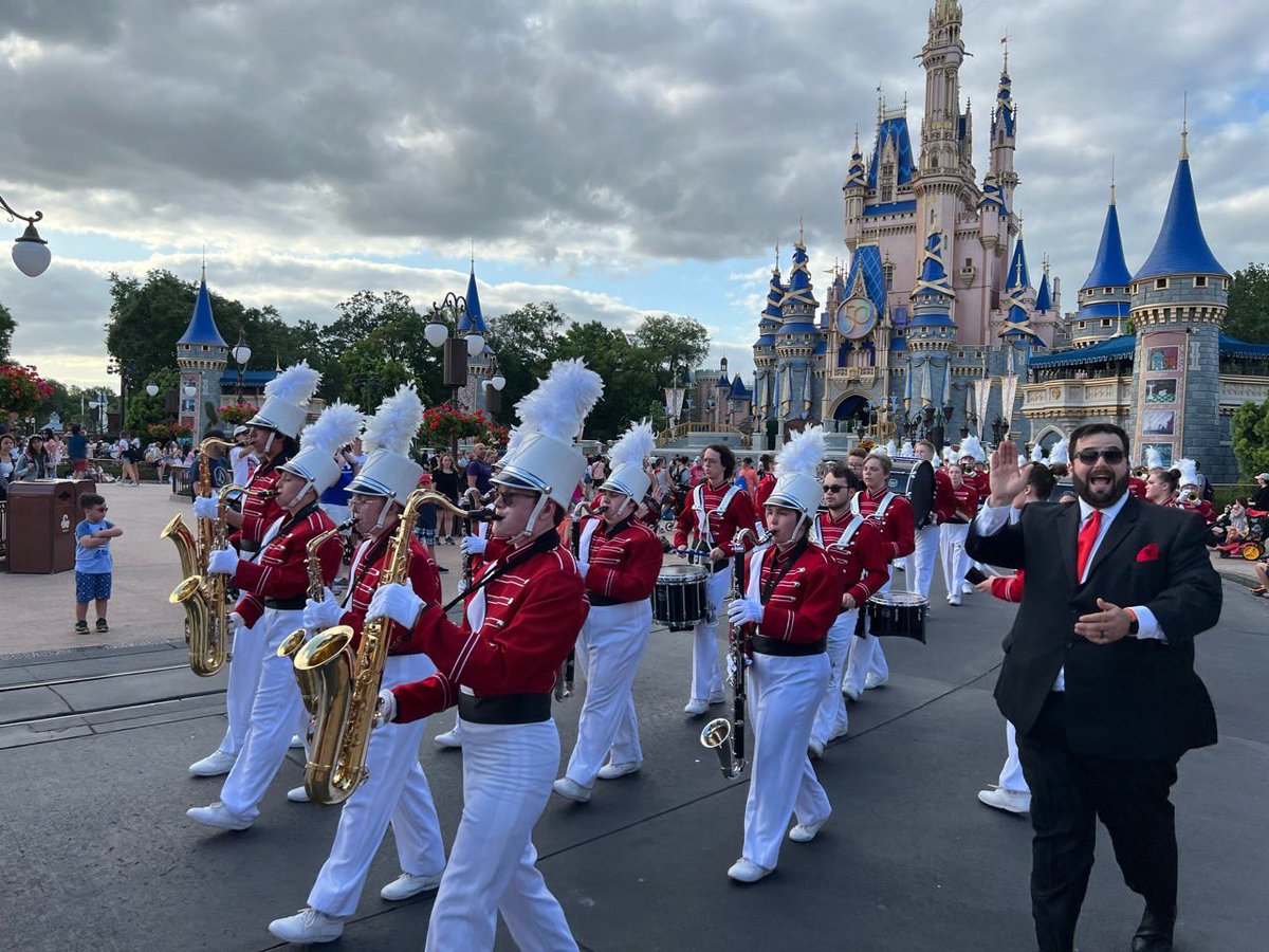 Fox_Bands's tweet image. Great job, @Fox_Bands!!! Way to represent our state and our school with a fantastic @WaltDisneyWorld Parade at Magic Kingdom!! Look at those flags!!! @FoxHSActivities @FoxC6Schools @foxc6super @DrSherp