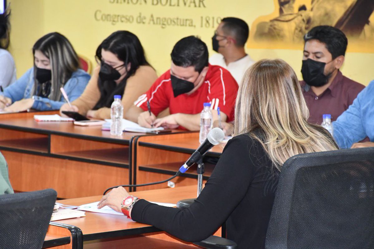 _LaAvanzadora's tweet photo. Desarrollamos una mesa de trabajo para tratar el Plan Especial Nacional de Recuperación de la Infraestructura Escolar Básica y Universitaria, atendiendo así las instrucciones del presidente @NicolasMaduro

@MPPEDUCACION https://t.co/1kQs4rngyI