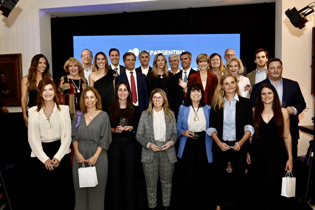 En la residencia de Uruguay en Bs. As., acompañamos los Social Leadership Awards 2022 organizado por <a href="/HelpArgentina/">HelpArgentina</a>. ¡Nos congratulamos por el próximo desembarco de la organización en Uruguay y saludamos a las 20 ONGs reconocidas!