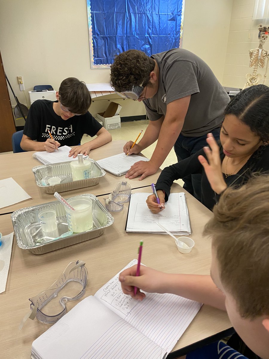 PineViewMiddle's tweet photo. Y3 Ss collaborating w/each other regarding chemical and physical reactions @mhetzlernettles #ibstrong #ibscience #springsuccess https://t.co/BOwcZWayYc