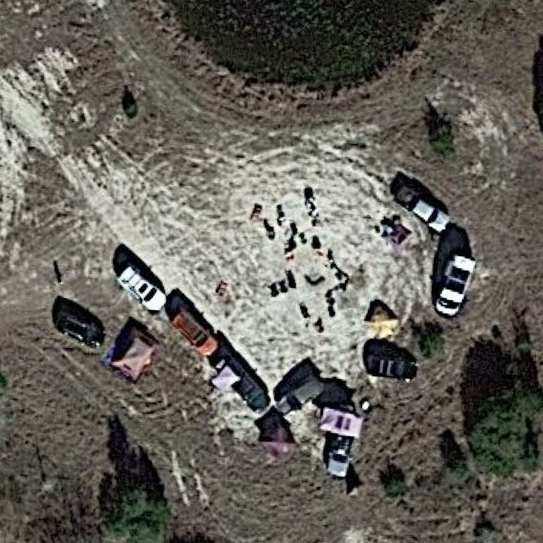 ExoticPotato_'s tweet photo. They got us posted up by the pond at The Cabin on Google Maps now 🤣 https://t.co/ffu9JC84UY