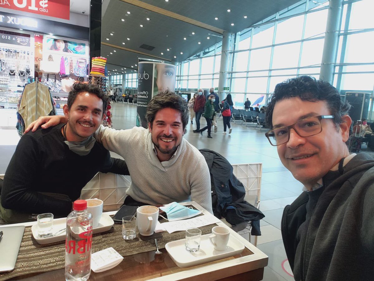 nahueloddone's tweet photo. Grata coincidencia! 
Coincidencias de #aeropuerto: Encontrarse con @ElkinVelasquezM en #Bogotá para una buena charla sobre territorios, ciudades y fronteras en el contexto de la #NuevaAgendaUrbana

Fortaleciendo el papel transformador de las ciudades para un futuro más sostenible https://t.co/EVVFfwPGNZ
