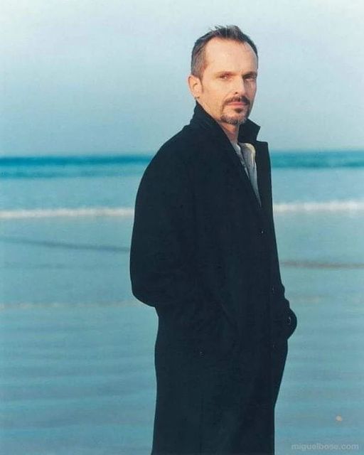Sentiremos tal vez frío
Si no existe poesí­a
En tus ojos, tu boca
Tu savia que es mía, mía...

#MiguelBosé
#OlvídameTú
#Bosé